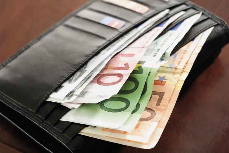 Разница между самой высокой и самой низкой средней зарплатой в Черногории достигает 608 евро 7 Разница между самой высокой и самой низкой средней зарплатой в Черногории достигает 608 евро - 7