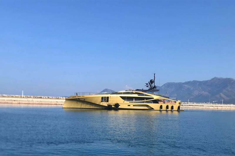 Суперкар среди яхт прибыл в Черногорию 1 Суперкар среди яхт прибыл в Черногорию - 1