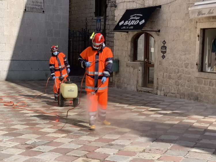 В Которе проводят дезинфекцию улиц и площадей - 3