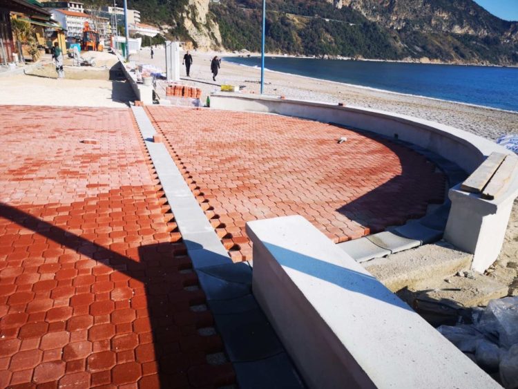 Началось мощение набережной вдоль пляжа «Яз» на Будванской ривьере 1 Началось мощение набережной вдоль пляжа «Яз» на Будванской ривьере - 1