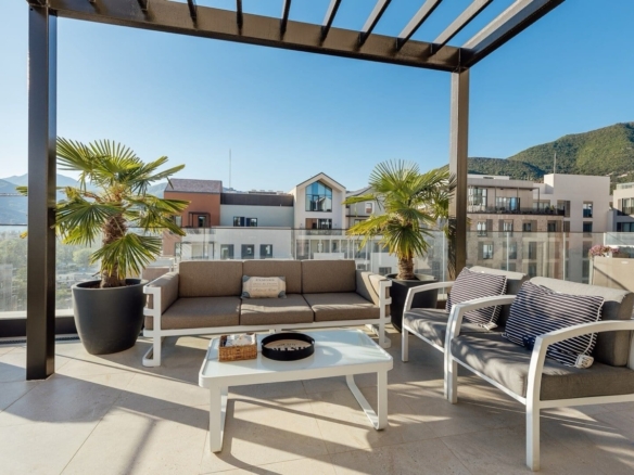 Квартира в Тивате: Меблированный дуплекс-пентхаус с видом на море в Porto Montenegro — здание Thea, Boka Place