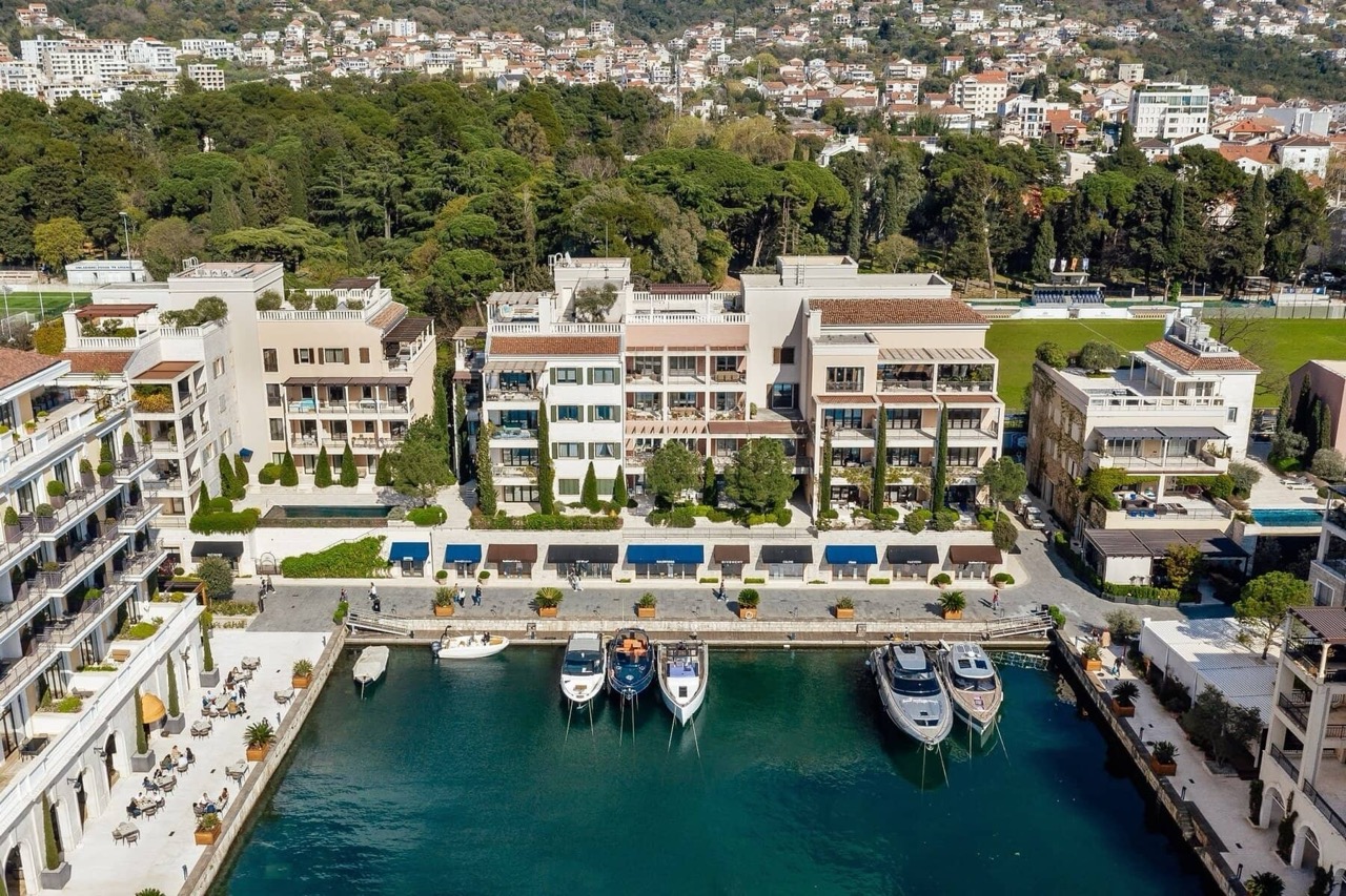 Квартира класса люкс: Пентхаус в Porto Montenegro (в Тивате) — здание Tara