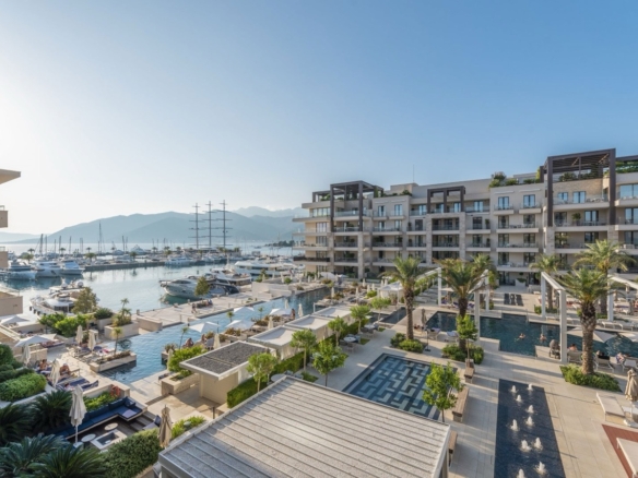 Элегантная квартира с тремя спальнями и видом на море в комплексе Aqua, Regent Pool Club Residences, Порто Монтенегро в Тивате