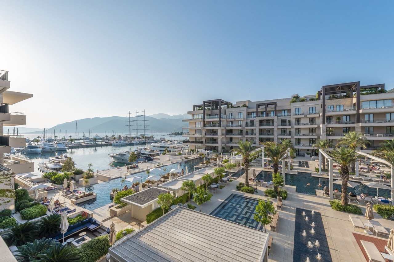 Элегантная квартира с тремя спальнями и видом на море в комплексе Aqua, Regent Pool Club Residences, Порто Монтенегро в Тивате