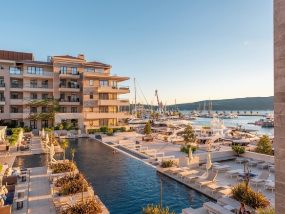 Квартира в Порто Монтенегро №3026 30 Меблированная квартира с одной спальней и видом на бассейн и море — комплекс Baia, Porto Montenegro в Тивате