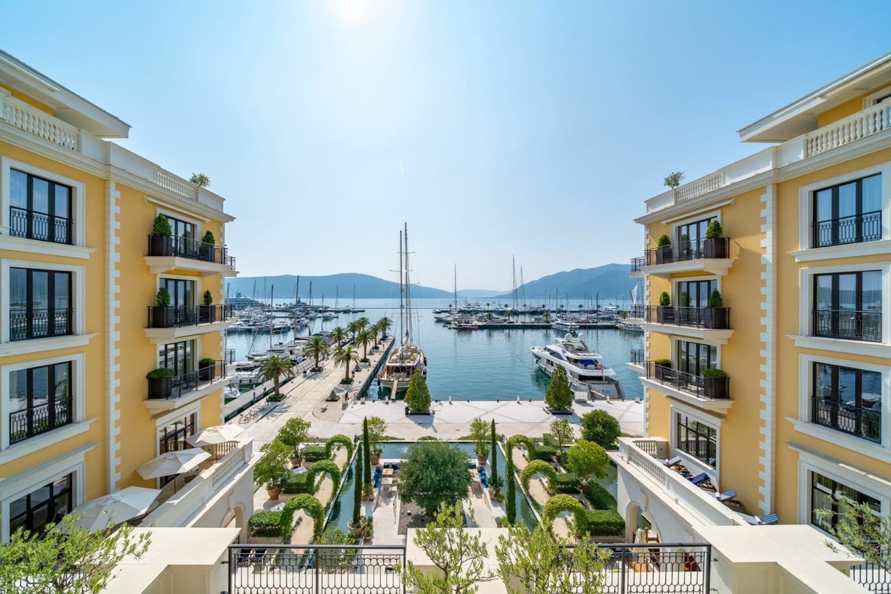 Роскошная квартира с двумя спальнями в отеле Regent 5*, комплекс Porto Montenegro в Тивате