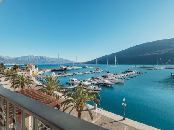 Квартира в Портонови №4001 6 Полностью меблированная квартира с двумя спальнями на первой линии моря в элитном комплексе Портонови, Герцег-Нови