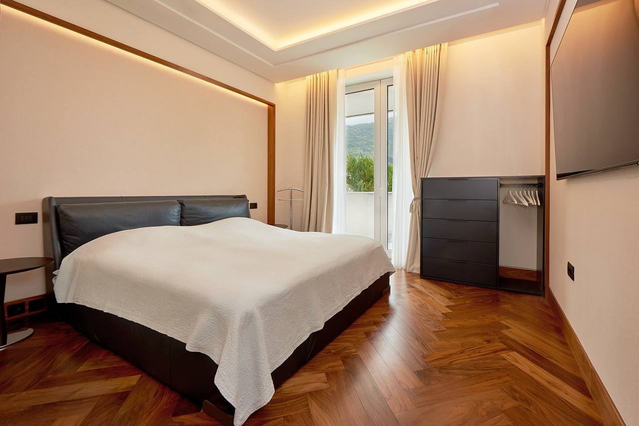 photo_5778618703246200170_y