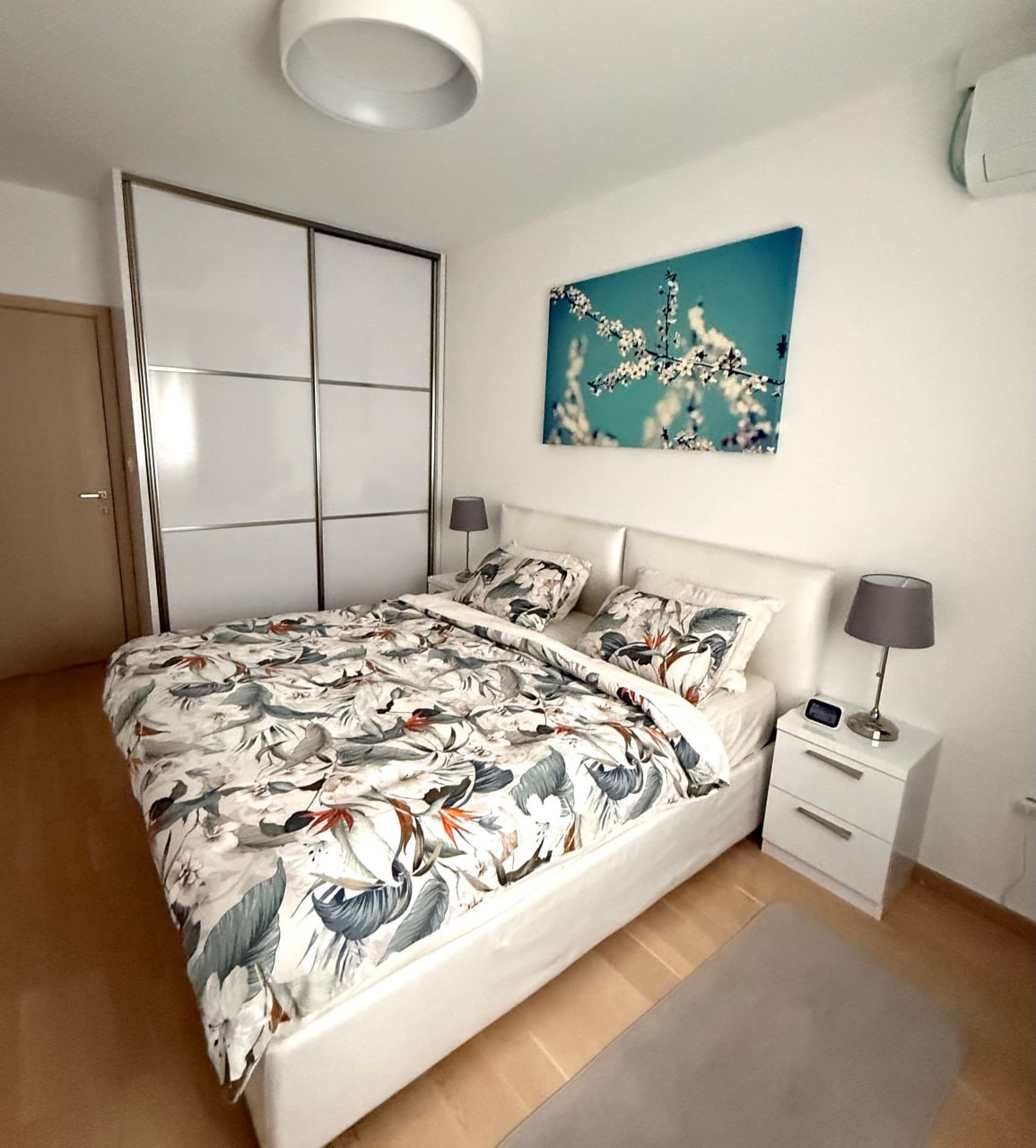 photo_5792014379824909767_y